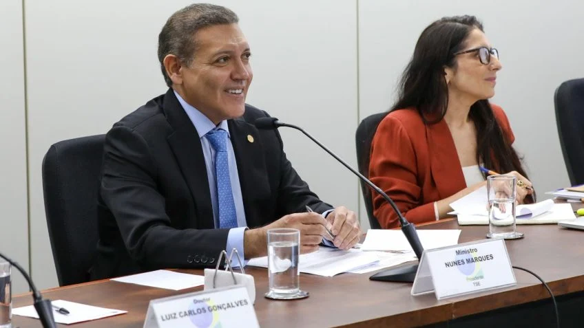 TSE firma acordos com plataformas para combater desinformação