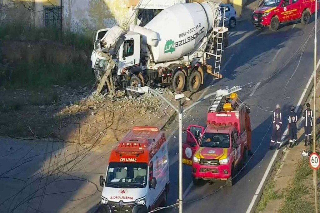 Caminhão betoneira atinge poste e Avenida Ulisses Pompeu de Campos é interditada em Várzea Grande
