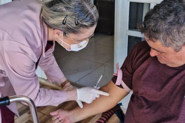 Com o “Coleta em Casa”, Município facilita atendimento de pacientes com mobilidade reduzida