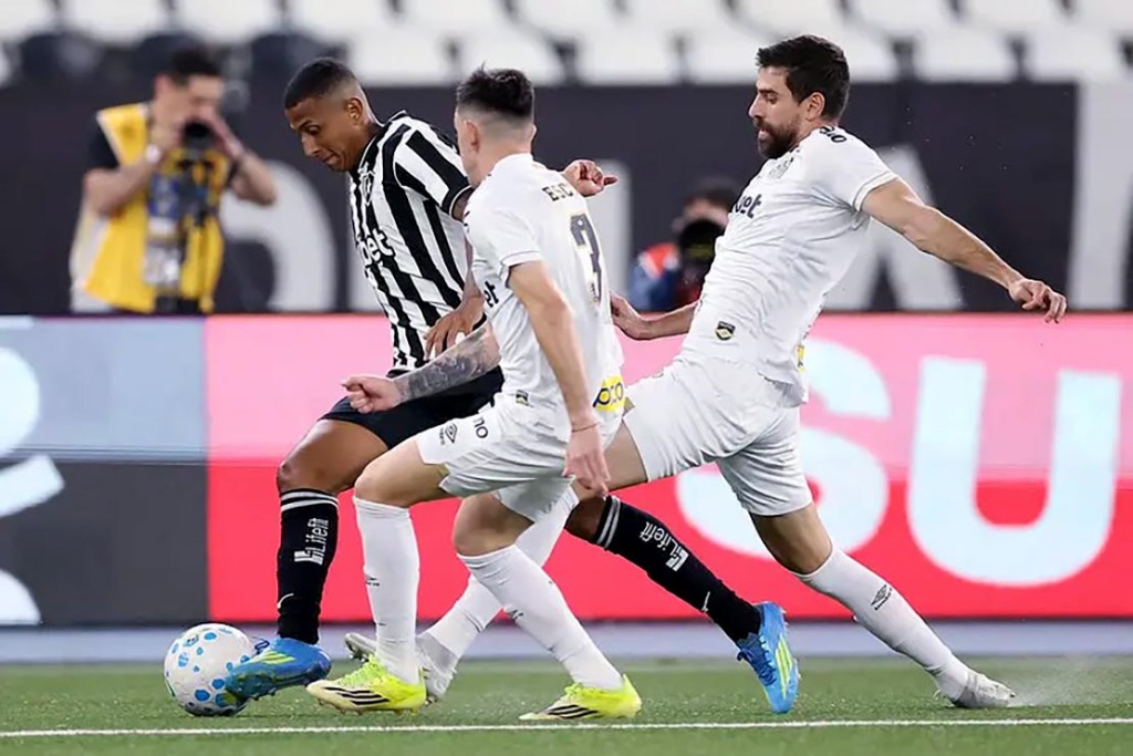 Com um gol nos acréscimos, Botafogo vence Santos e respira no Brasileirão