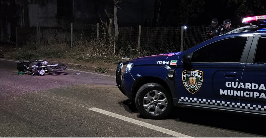 Motociclista morre horas após perder controle da moto e bater em poste