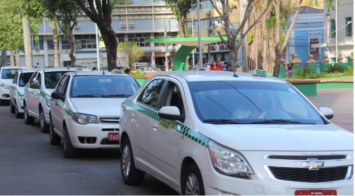 Prefeito autoriza reajuste e eleva tarifas dos táxis em Cuiabá; veja números