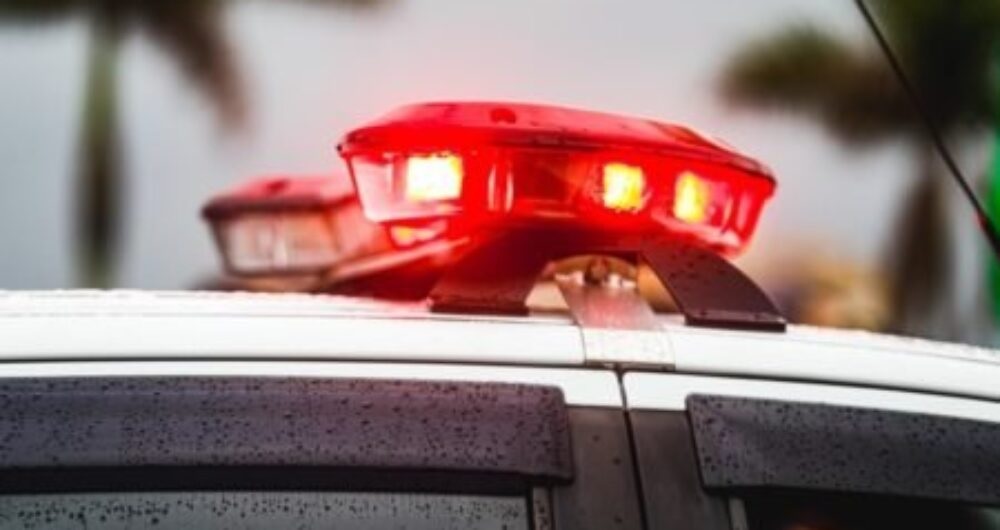 Homem é morto e jovem fica gravemente ferido em ataque a tiros