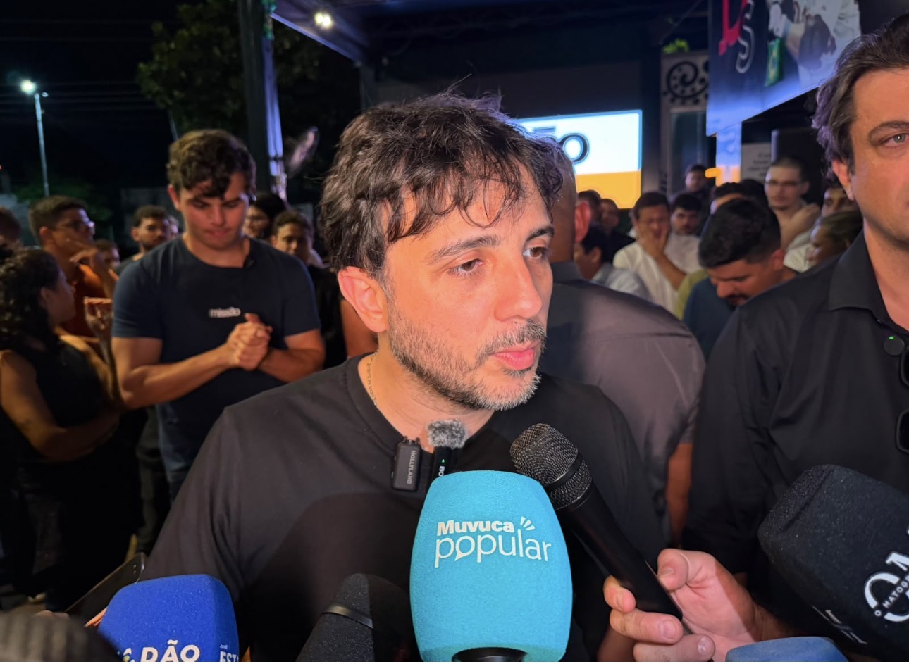 Em Cuiabá, Renan Santos ironiza harmonização facial de Vinícius Jr.: “Não dá para torcer”