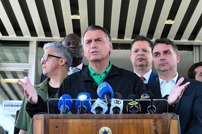 Defesa de Bolsonaro pede reversão em medida que proíbe visitas de Flávio