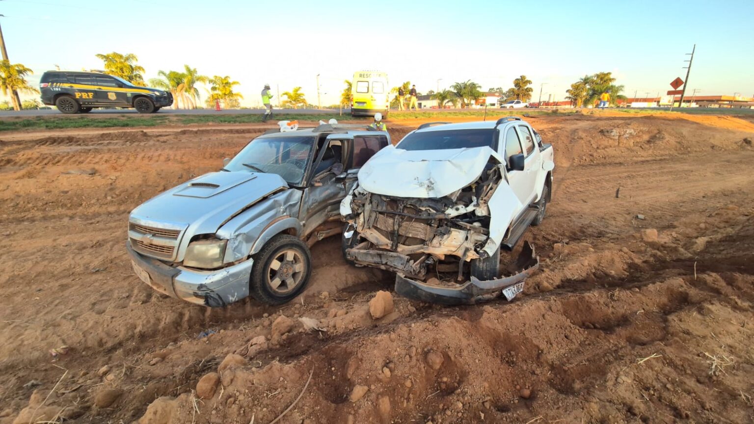 Batida entre duas S10 lança veículos para fora da pista e deixa motorista em estado grave