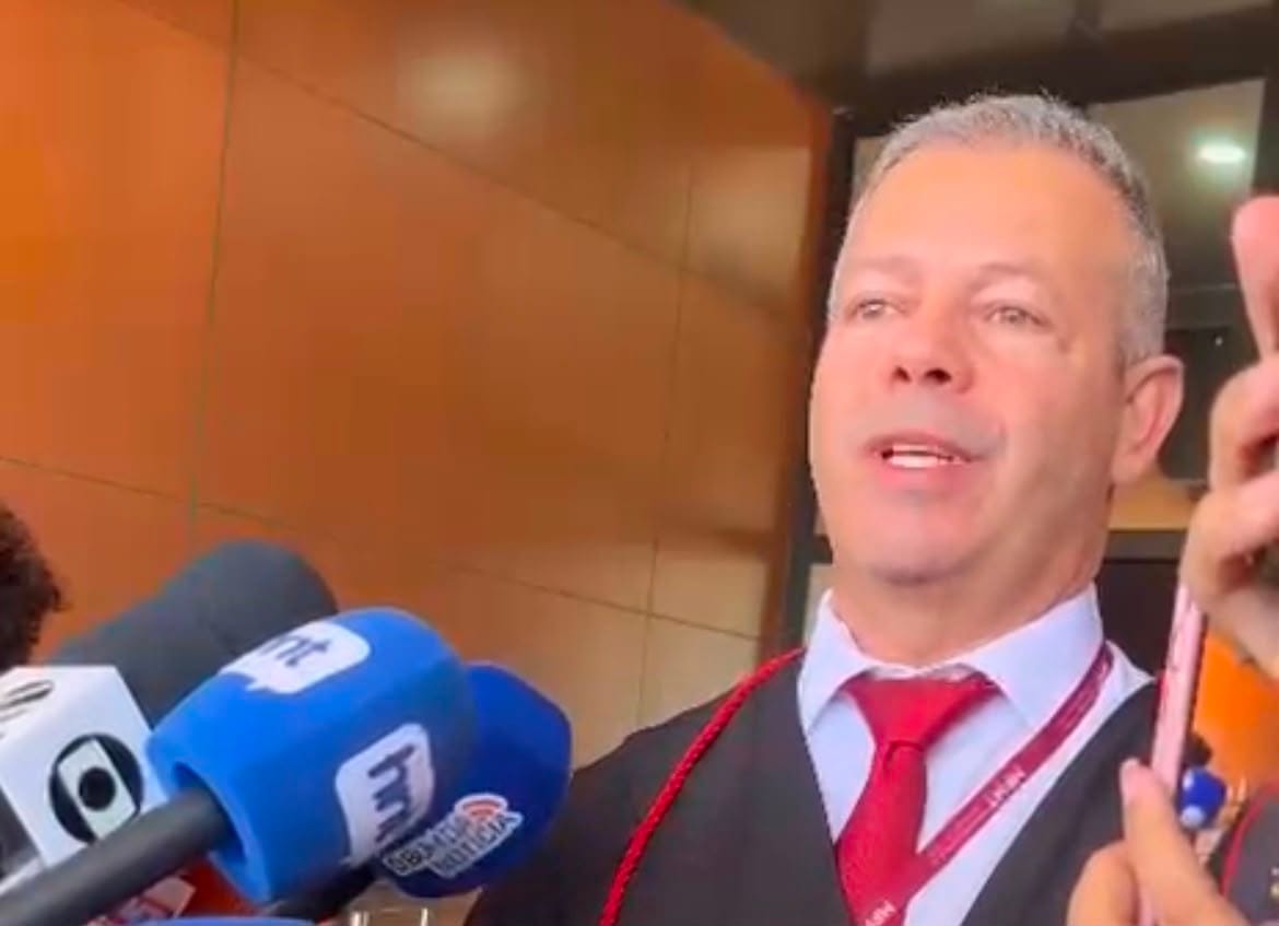 “Estratégia desgastada”: promotor critica abandono do júri e diz que manobra tenta retardar julgamento de Carlinhos Bezerra