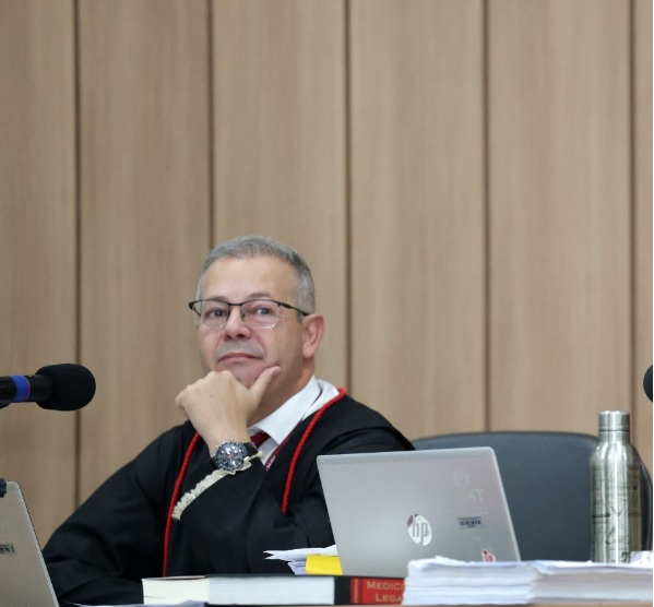 Promotor acusa defesa de tentar manipular júri e diz que abandono de plenário “arranha a imagem da Justiça”