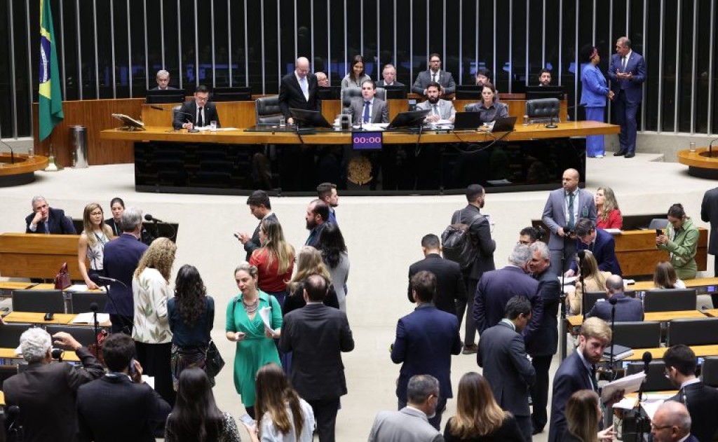 Retrospectiva: Câmara aprovou no 1º semestre acordo Mercosul-UE, fim da escala 6×1 e reajuste para professores