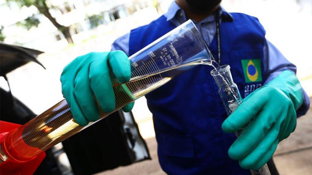 Gasolina com maior teor de etanol enfrenta ação judicial no Brasil