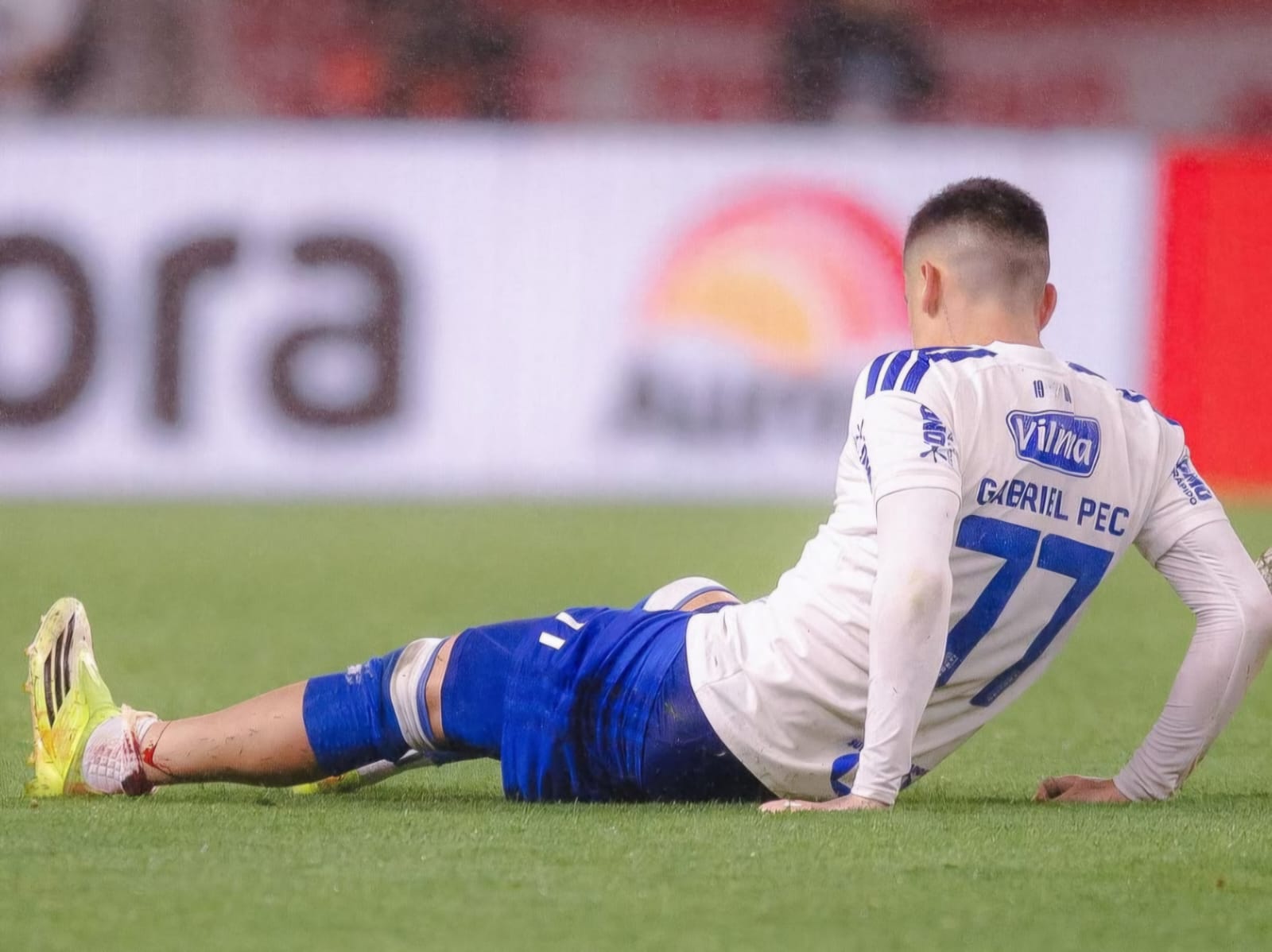 Gabriel Pec sofre fratura grave em estreia e abala os planos do Cruzeiro