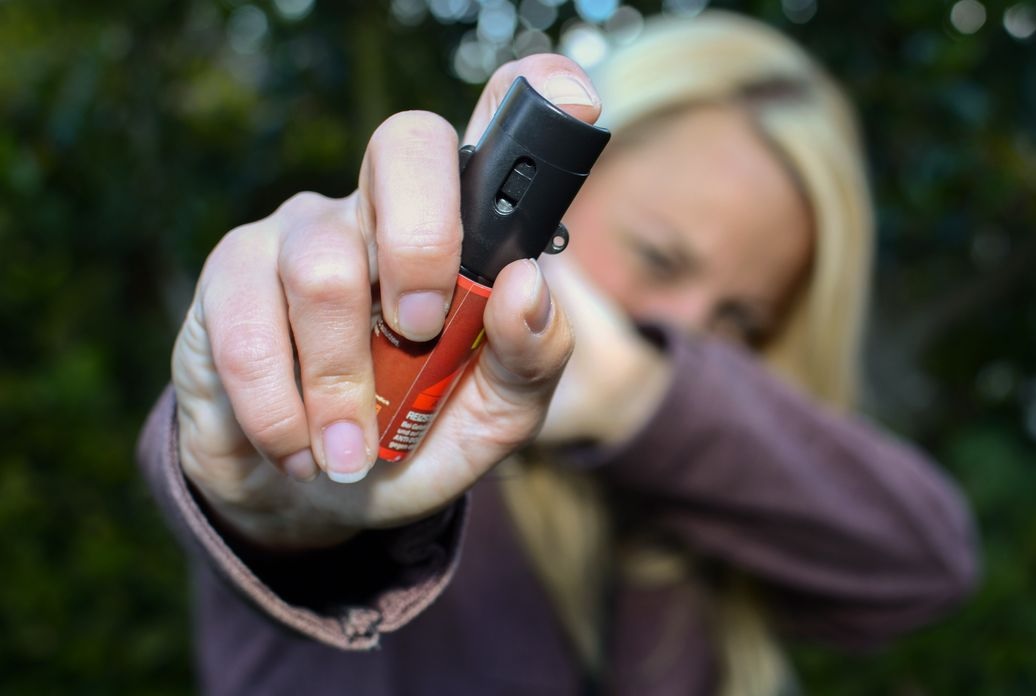 Mulheres podem comprar e usar spray de pimenta para defesa pessoal