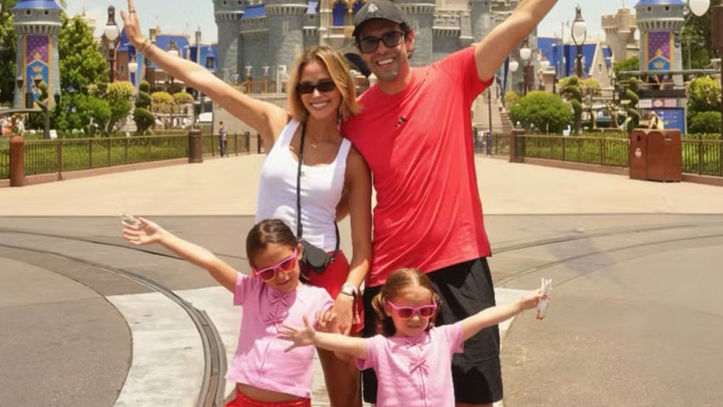 Carol Leite mostra álbum de férias em família com Kaká e as filhas na Disney