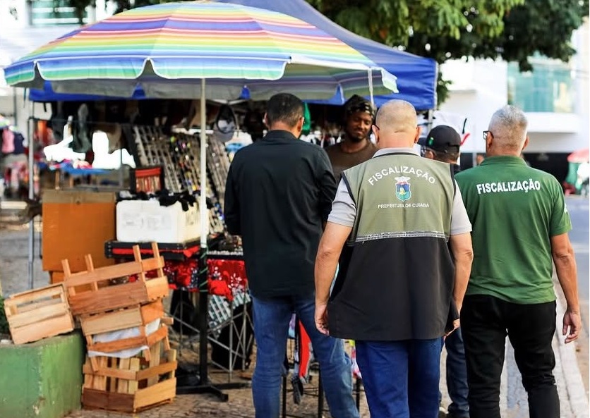 Prefeitura encerra fase educativa e passa a apreender mercadorias de ambulantes irregulares em Cuiabá