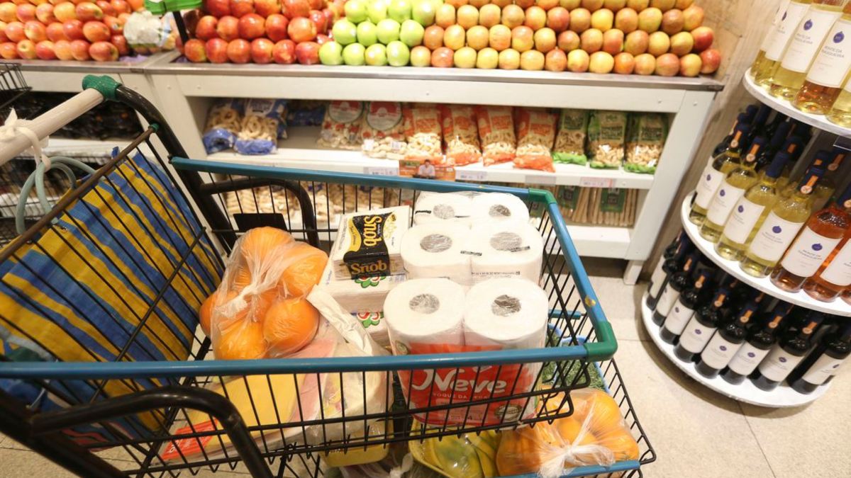 Gasto no supermercado passa de R$1 mil por mês e pesa no bolso do brasileiro