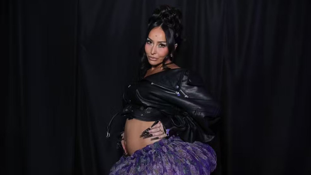 Sabrina Sato exibe barriguinha de gravidez em look ousado para desfile em São Paulo