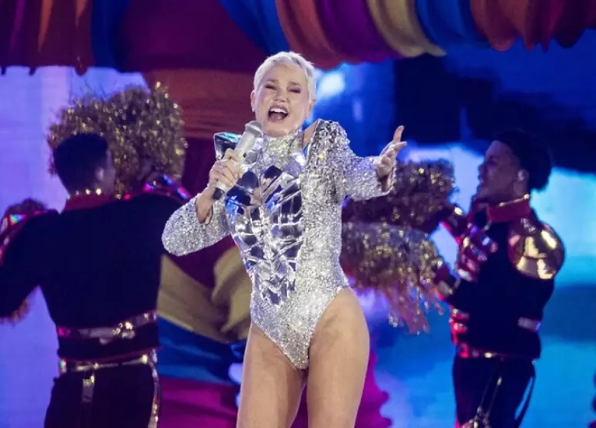 Xuxa faz show nostálgico para baixinhos crescidos em despedida de sua nave