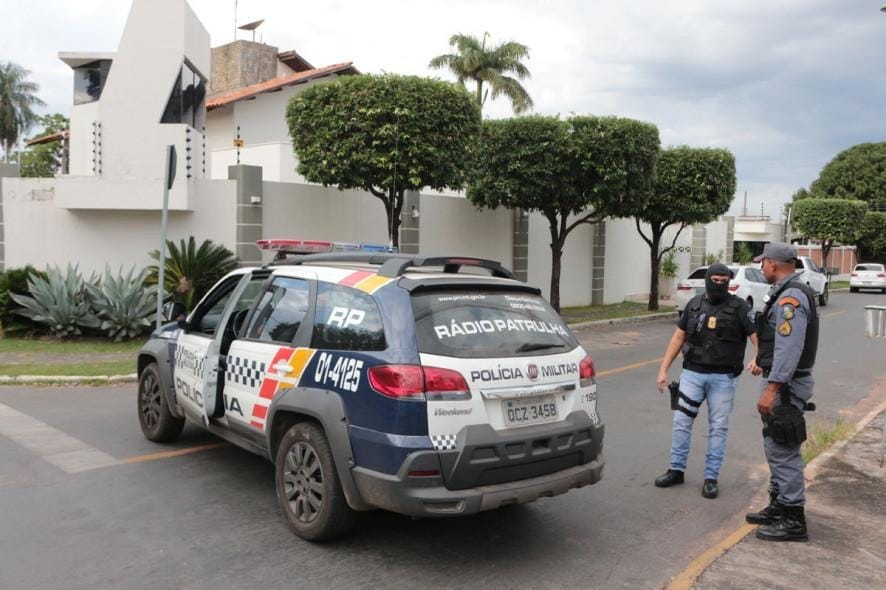 Jovem tenta escapar de blitz, enfrenta policiais e acaba atingido por tiro de borracha em VG