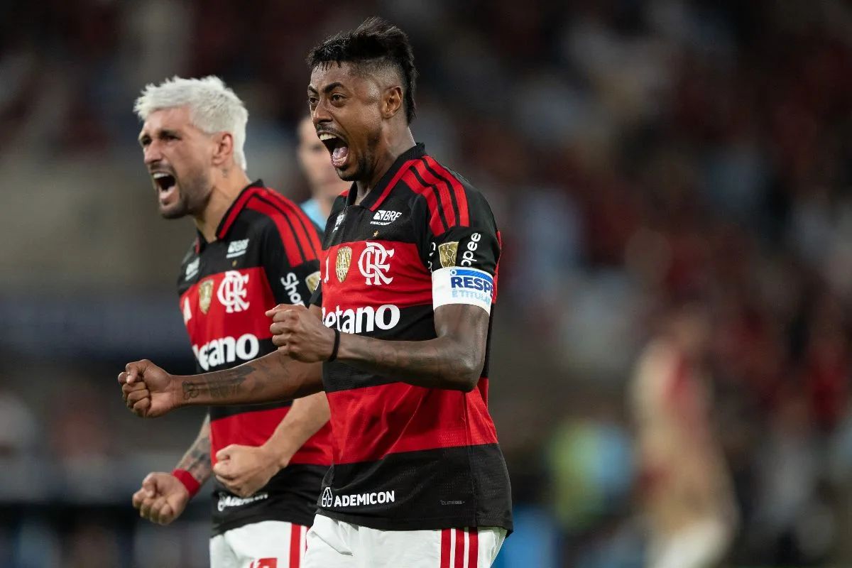 Flamengo inaugura bustos de Arrascaeta e Bruno Henrique na Gávea