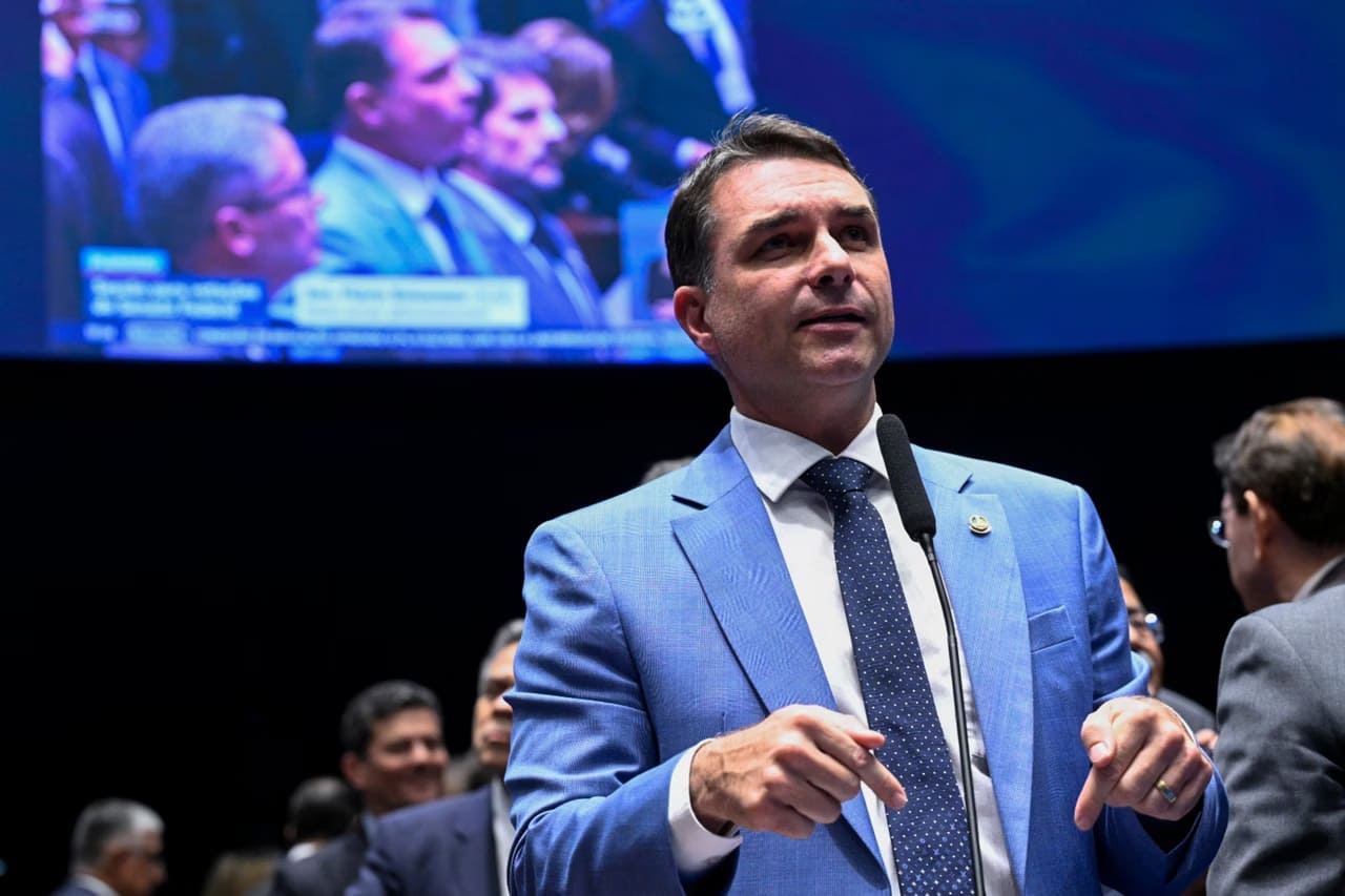 Flávio não deve ir à posse de Keiko Fujimori, priorizando campanha eleitoral
