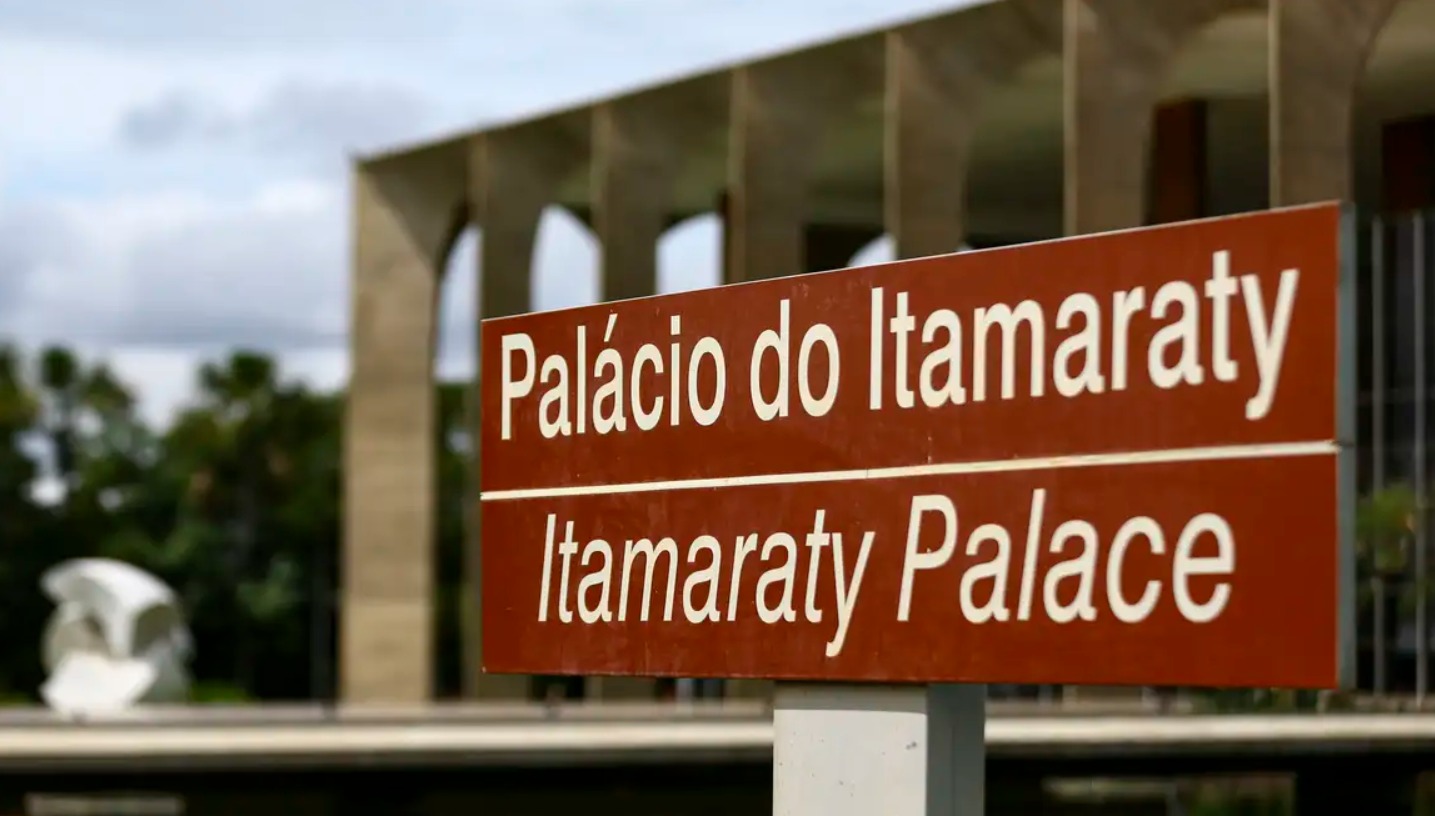 Embaixador convocado pelo Itamaraty chega a Brasília