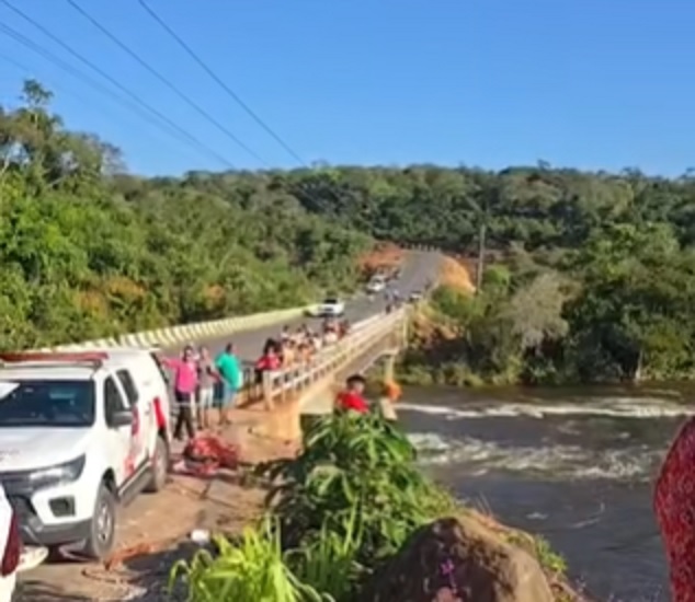 Micro-ônibus cai de ponte sobre rio no Pará; adolescente de 15 anos e motorista estão desaparecidos