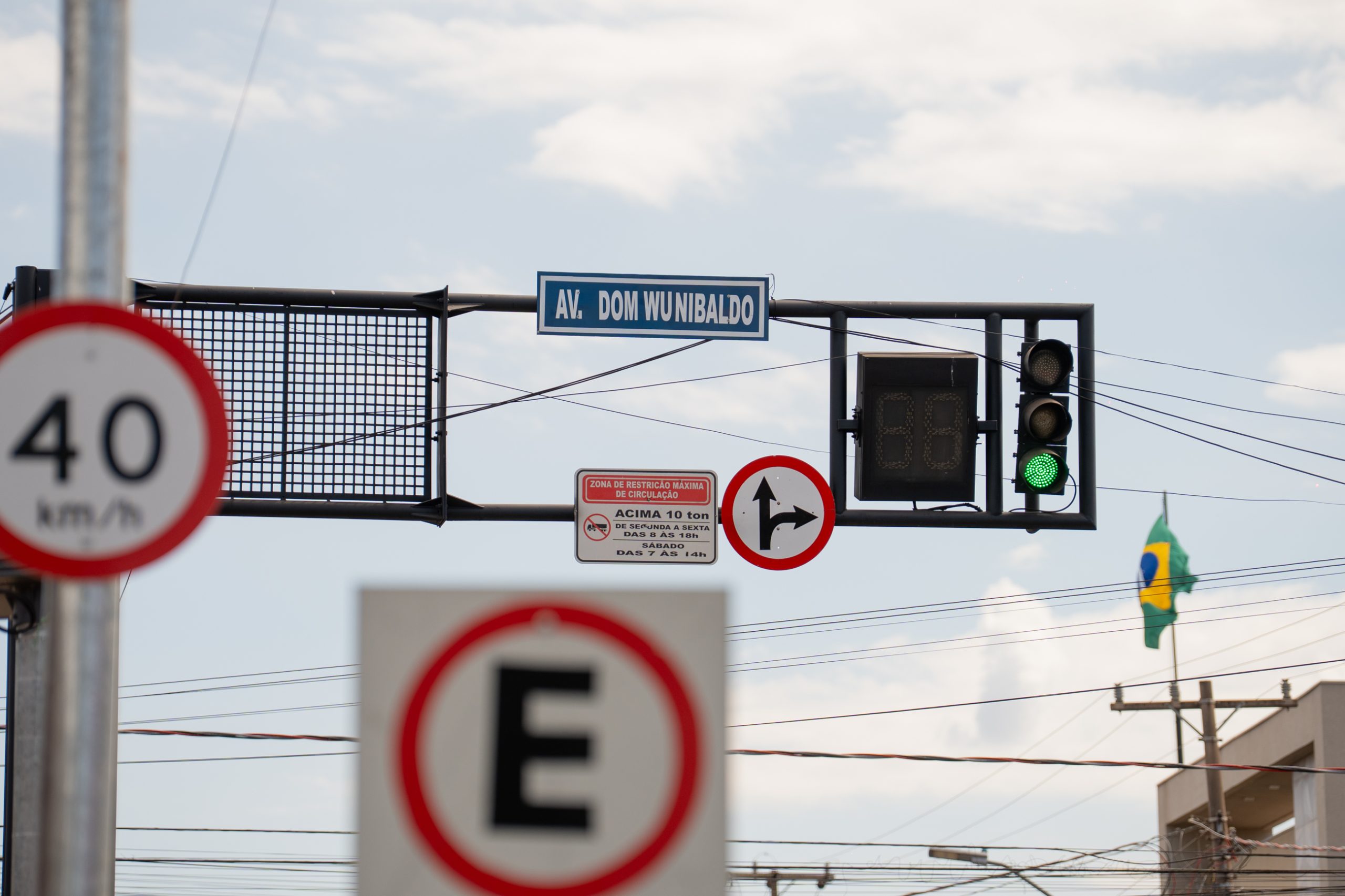 Semáforos de Rondonópolis recebem placas com nomes das ruas