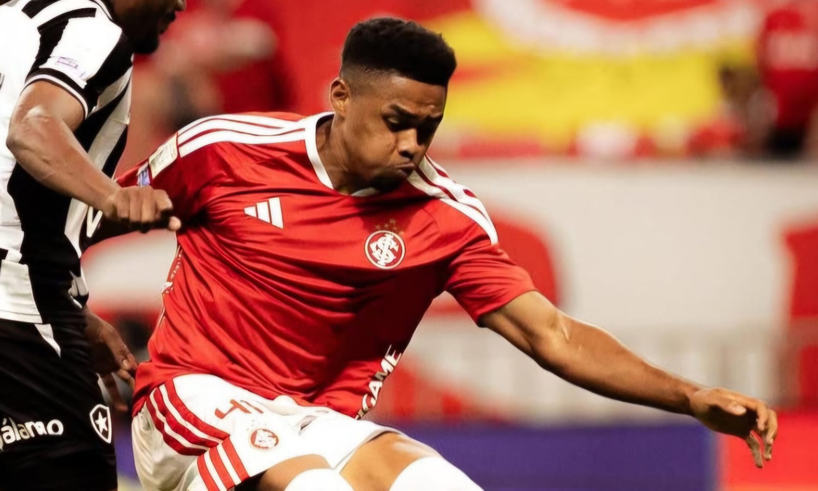 Zagueiro do Internacional fica suspenso até Gabriel Pec se recuperar