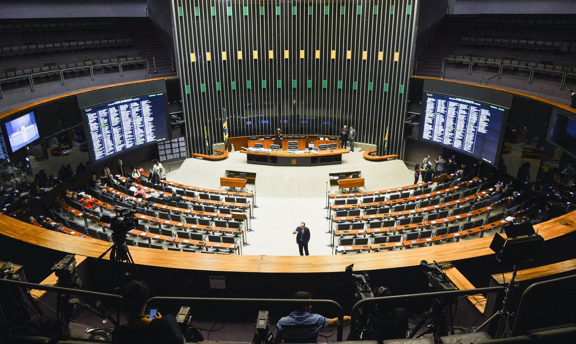 Centrão aposta em bancada forte e posterga compromissos eleitorais