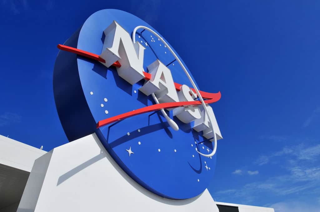 Robô da NASA enfrenta problemas de controle em operação de resgate orbital