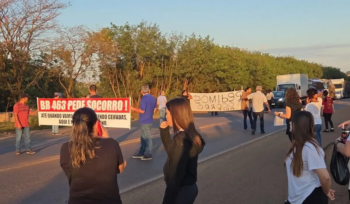 Manifestação por duplicação da BR-463 provoca lentidão no trânsito nesta manhã