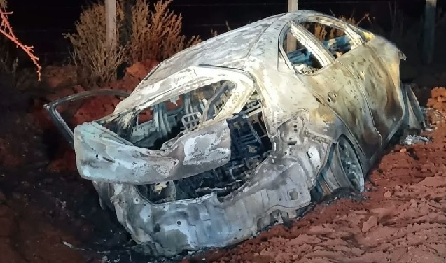 Corpo carbonizado é encontrado no porta-malas de carro; motorista de aplicativo está desaparecido