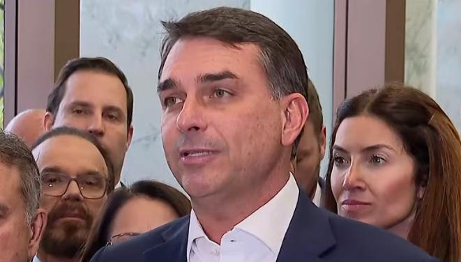 Defesa de Flávio reforça ação no STF e acusa Lula de repetir discurso de incitação