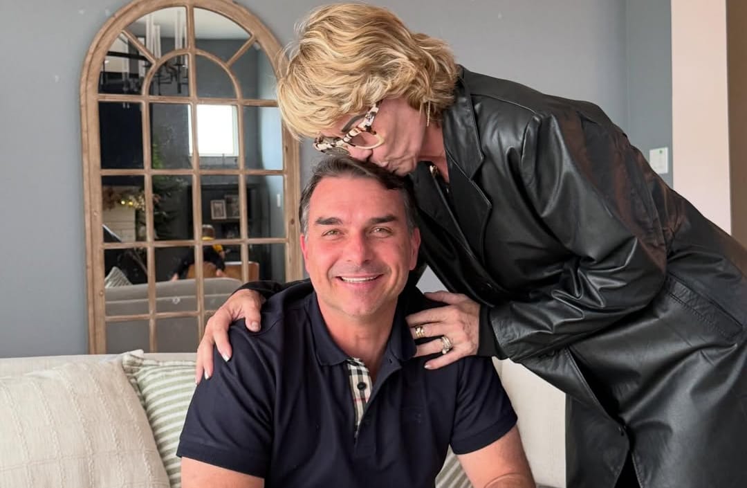 Flávio Bolsonaro confirma mãe como candidata à Câmara