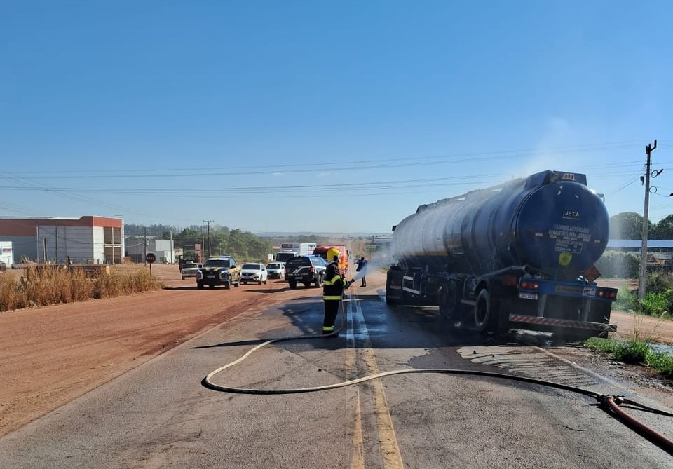 NORTÃO MT: incêndio em carreta-tanque carregada com combustível de aviação na BR-163 é socorrido pelo Corpo de Bombeiros