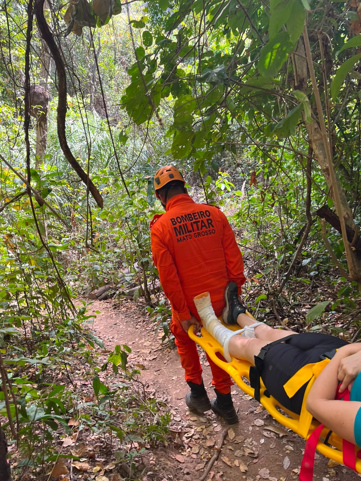 Mulher ferida durante trilha em área de difícil acesso é resgatada pelo Corpo de Bombeiros