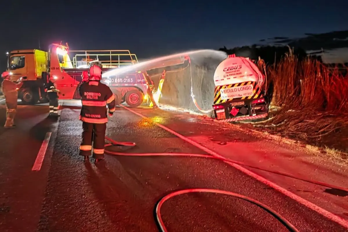 Carreta carregada com 35 mil litros de etanol tomba na BR-163 em Nova Mutum